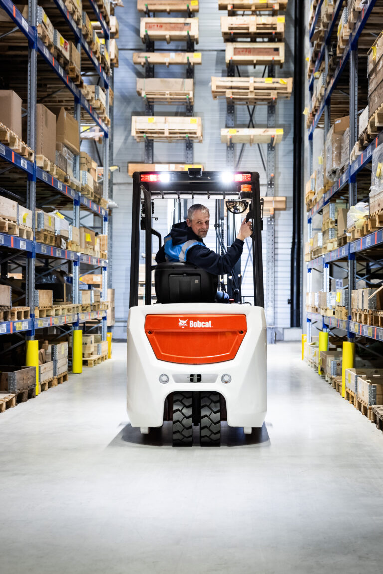 20250214_Bobcat_B18_lion_action_001