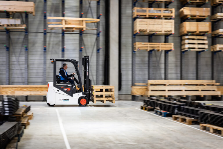 20250214_Bobcat_B18_lion_action_013