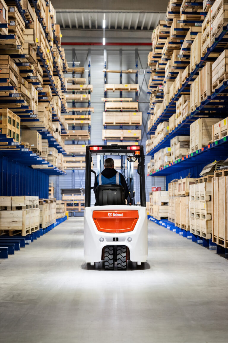 20250214_Bobcat_B18_lion_action_016