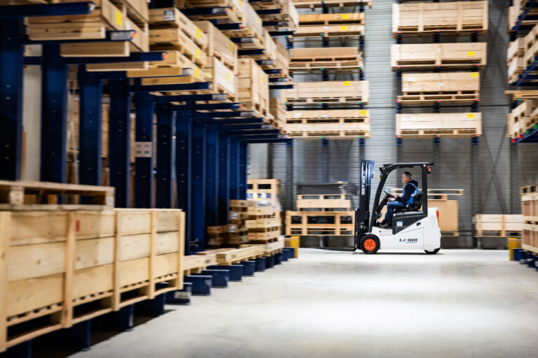 20250214_Bobcat_B18_lion_action_019