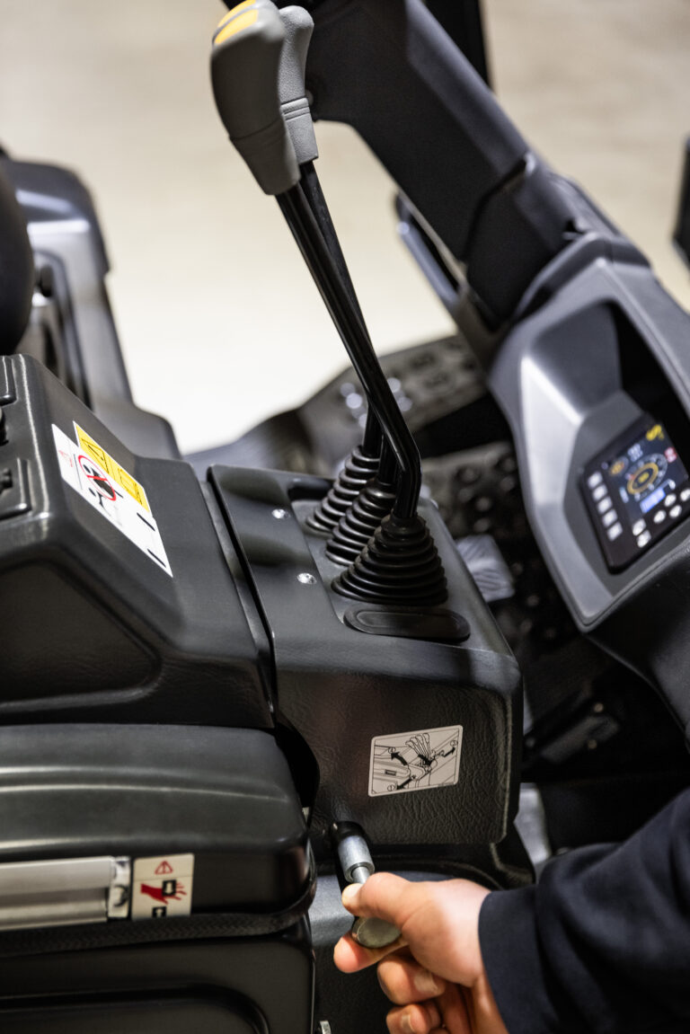 20250214_Bobcat_B18_lion_features_002